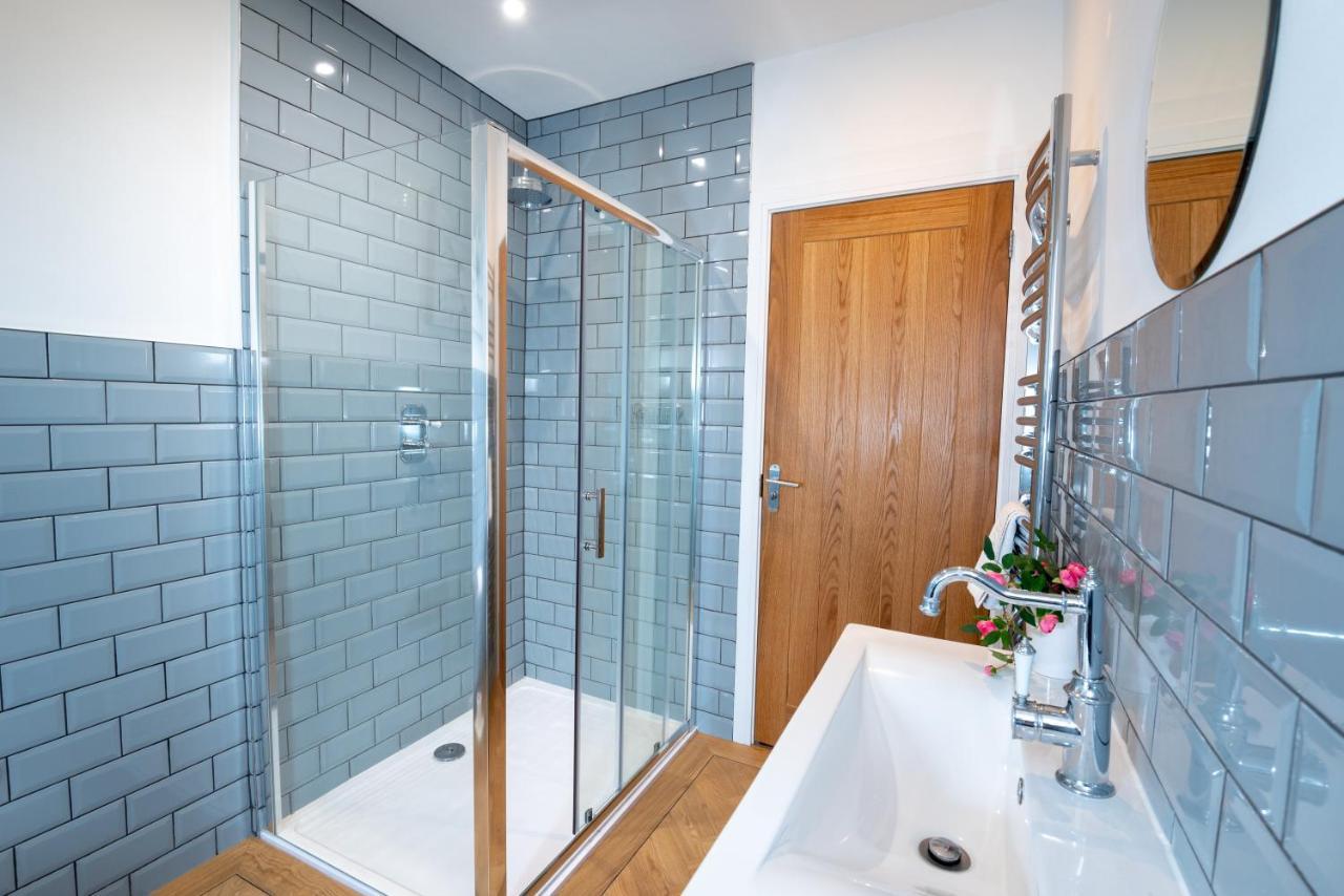 Lola'S Loft With Lake Views - Central Bowness - Pet Friendly 外观 照片