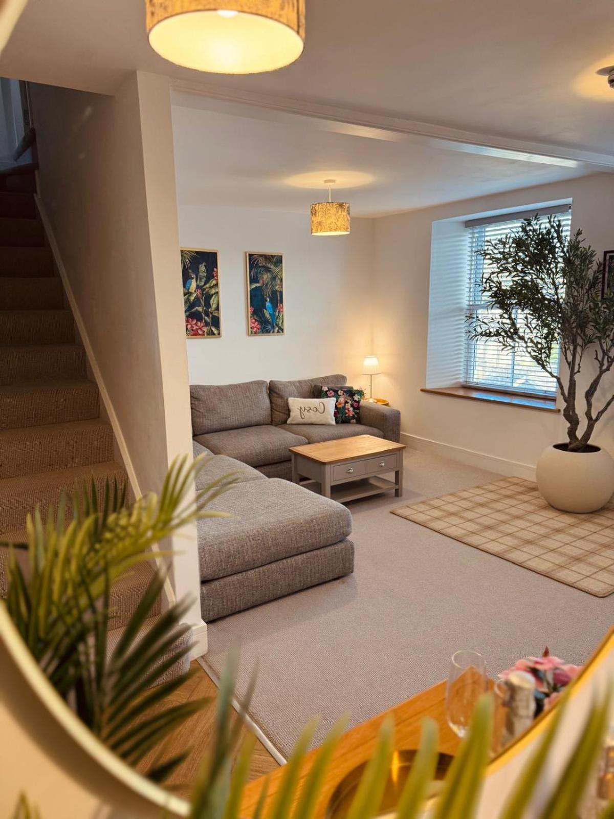 Lola'S Loft With Lake Views - Central Bowness - Pet Friendly 外观 照片